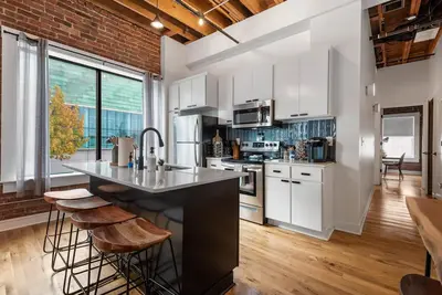 Image de Oak St Lofts - 3brm 2bath Private Parking, Walk to T-Mobile Center!