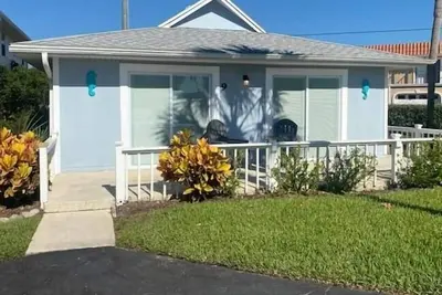 Image de Charming Oceanfront Key West Style Cottage at Surf Crest Village #9