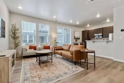 Image de | Hounslow way | Elegant 2 bedroom townhome | Namp