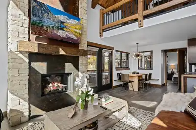 Image de Rocky Mountain Gem! Two Large patios, Fireplace and Private Jacuzzi