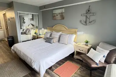 Image de ~ Coastal Daze ~ Modern Studio near the Beach ~