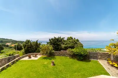 Image de Villa Nikolas de Corfou avec vue sur la mer, jardin privé, climatisation et Wi-Fi.