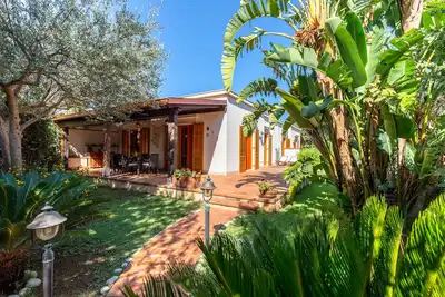 Image de \"Villetta Cala Rossa\" avec jardin, terrasse et A\/C