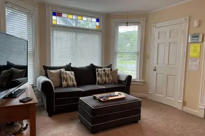 Image de 96 Spruce - Charming apartment in downtown Oneonta w/ hot tub
