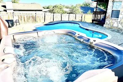 Image de New! Pool - Hot Tub 4bd/2b renovated near Sea World/Lackland