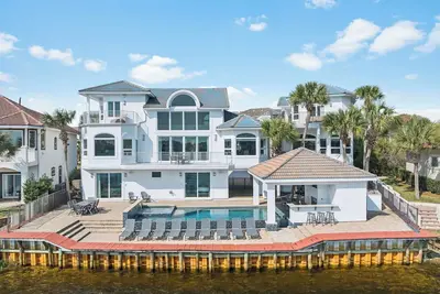 Image de Lake Front Estate with Main and Guest House with Pool, Bikes and Lsv