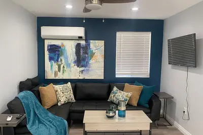 Image de Super Cute Newly Remodeled House in the Hills