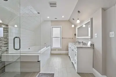 Image de Stunning & Newest 100+ year old Historic Victorian