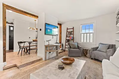 Image de Downtown Oasis | Garden Retreat + Private Bunkhouse