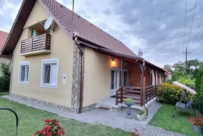 Image de Maison de vacances Balatonmáriafürdõ pour 1 - 6 personnes avec 3 chambres à coucher - Maison jumelée