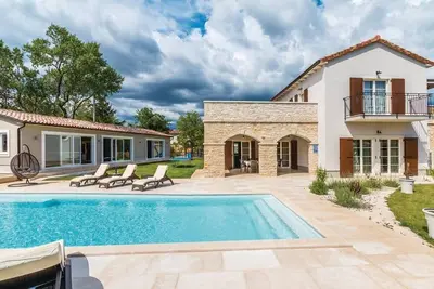 Image de Maison de vacances Svetvinčenat pour 1 - 12 personnes avec 5 chambres à coucher - Maison de vacances