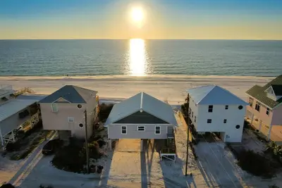 Image de My Tide: Tranquil Beachfront Home, Pet-Friendly – Sleeps 10