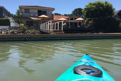 Image de Bayfront Oasis | Deck, Fire Pit, Kayaks – Near Wine Country