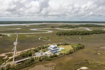 Image de Waterfront Escape - Private Pool, Dock, Minutes to Folly and Downtown Charleston