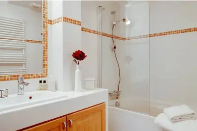 Image de A dedicated office space for working comfortably from home.