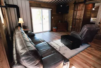 Image de Kritter Holler Cabin a secluded relaxing retreat surrounded by beautiful nature.