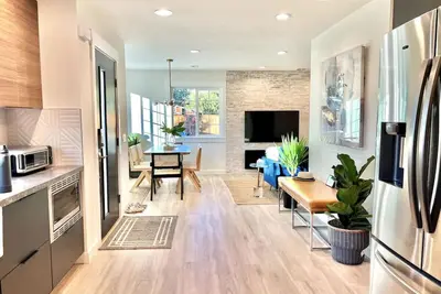 Image de Modern Designer Downtown Townhouse Secure Parking