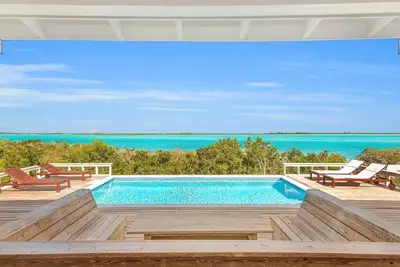 Image de Surf House: 4br Beachfront Villa in Exuma w\/ Pool & Dock