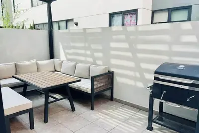 Image de Contemporary 3-bedroom with Spacious Outdoor Patio