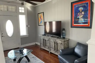 Image de Historic New Orleans Style Home with newly renovated kitchen/bath in Midcity