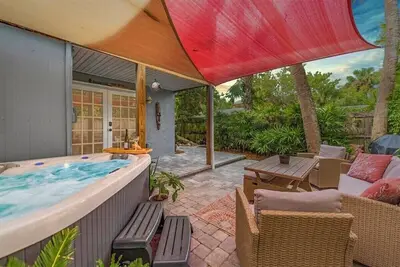 Image de Romantic Getaway: Private Hot Tub & Honeymoon Suite Steps from the Beach