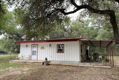 Image de Comfortable, cottage, huge shade trees