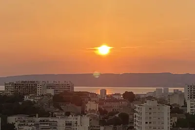 Image de T 3 avec place de parking privative. Vue imprenable sur la rade et la bonne mère
