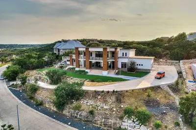 Image de 8 Bed 8 Bath- Mega Mansion W/Breathtaking Views, Modern