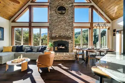 Image de Downtown Cabin w/ Views for Miles, Cinema, Games!