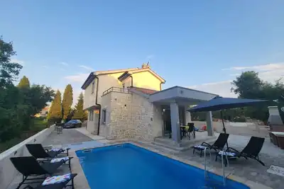 Image de Maison de vacances avec trois chambres et piscine