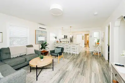 Image de Spacious and comfy centrally located home