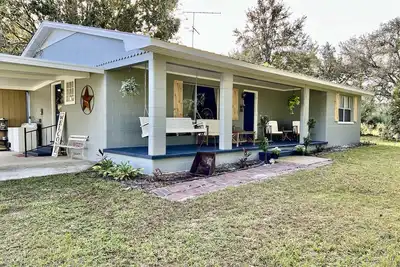 Image de Quiet farmhouse central to major theme parks