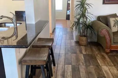 Image de Centrally Located 2 Bdrm Condo