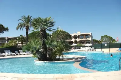 Image de Studio dans résidence avec piscine dans parc arboré, direct plage!
