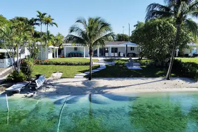 Modern Beach LakeFront House in Miami!