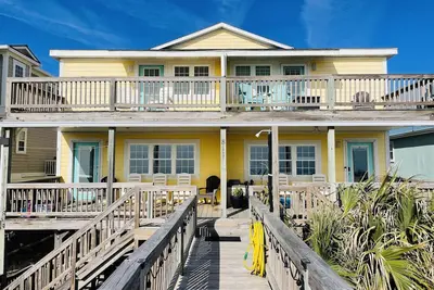 Image de \"Wine Down\"-Oceanfront Duplex-4 Bedroom/3 Bathrooms and Swim Spa seats 9 people