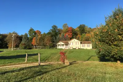 Image de New! Enjoy Mountain View and private lake from your home in Laurel Highlands!