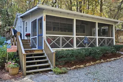 Image de Cozy Lake Burton cottage -- enjoy boating, mountains, hiking, wineries and more!