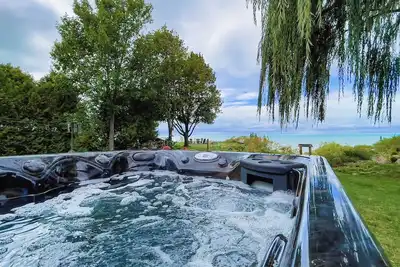 Image de Lakeview Hot Tub! - Bedrock Beach House - Private Lake Access