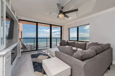 Image de Beautiful home away from home with direct ocean views.