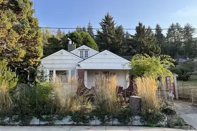 Image de Historic Garden Bungalow with a View