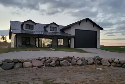 Image de Spacious house near a lake with great fishing and boating