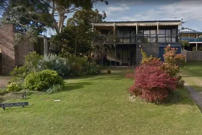 Image de Two story, modern 70's, pet friendly, beach house. Close to track & beach(300m)
