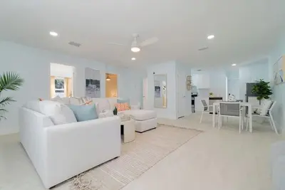 Image de Pool Home 2 - Renovated 3bd/2ba near Downtown