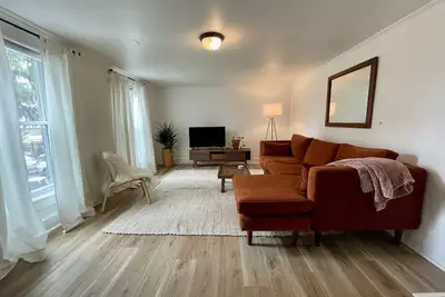 Image de New! Cozy 3 bedroom with office/studio