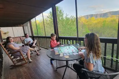 Image de Escape to the Mountains! Private hottub, Mtn views