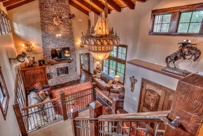 Image de Large and Updated Lodge Home, Hot tub, Sleeps 20