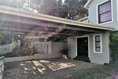 Image de Entire pet friendly house, close to the river, beach, shops, restaurants, & more