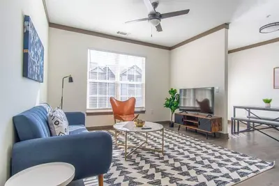 Image de Expansive 1-Bedroom Suite | Pool, Parking & Gym
