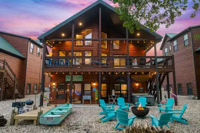 Image de Stunning 5 br Lakefront Cabin-Hot Tub & Boat Slip!